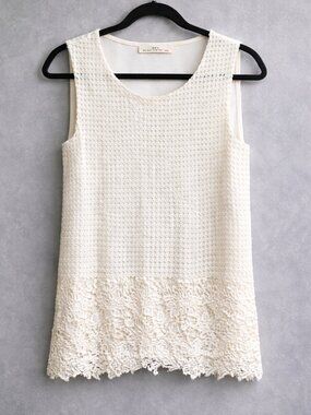 DEX White Lace Blouse – Textured + Floral Detail (S/M)